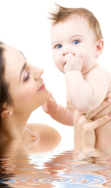 Kék szemű baba anya kezében — Stock Fotó