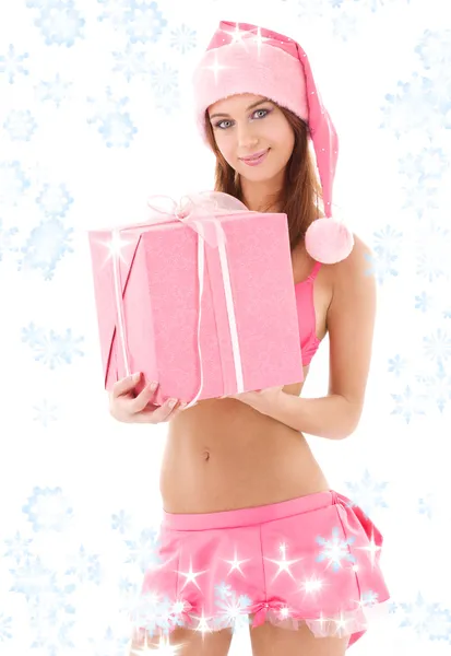 Девушка-помощник Санта в розовом с подарочной коробкой — стоковое фото