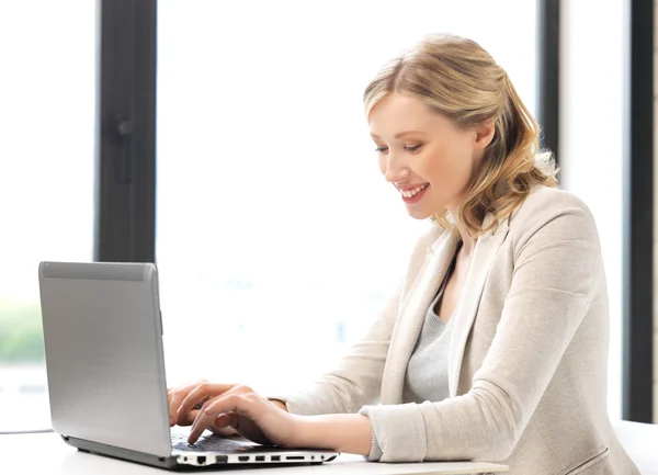 Mujer feliz con ordenador portátil — Foto de Stock