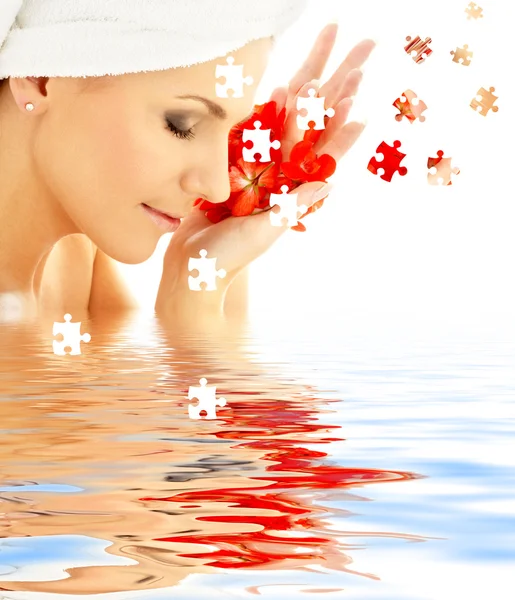 Senhora com pétalas vermelhas na água — Fotografia de Stock