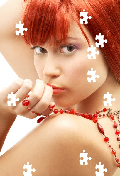 Puzzle da ruiva com contas vermelhas olhando sobre o ombro — Fotografia de Stock
