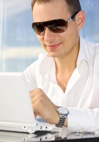 Affärsman på fritid med laptop — Stockfoto