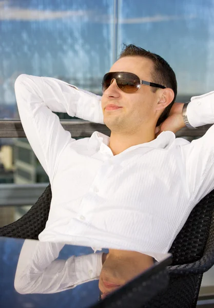 Pohledný muž relaxační křesla — Stock fotografie