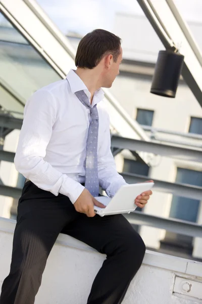 Geschäftsmann mit weißem Laptop — Stockfoto