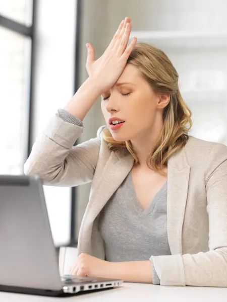 Mulher estressada com computador portátil — Fotografia de Stock