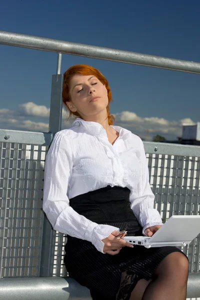 Homme d'affaires endormi avec ordinateur portable — Photo