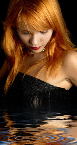 黑暗的红发肖像 — 图库照片