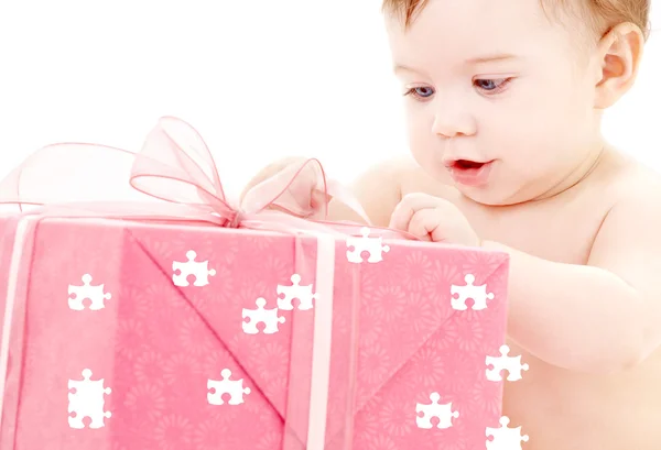 Niño con rompecabezas caja de regalo — Foto de Stock