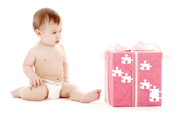 Bebé niño en pañal con gran caja de regalo rompecabezas — Foto de Stock