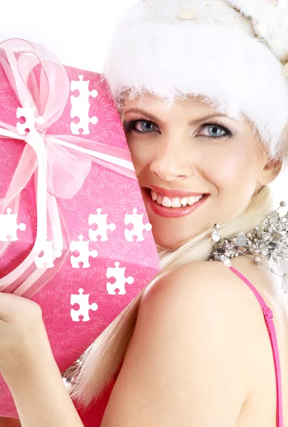 Santa menina ajudante com caixa de presente quebra-cabeça rosa — Fotografia de Stock