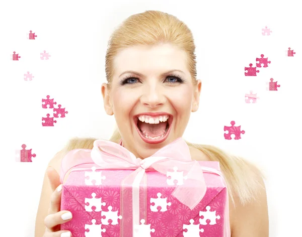 Щаслива блондинка з подарунковою коробкою для головоломок — стокове фото