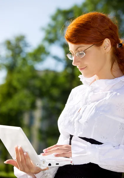 Femme d'affaires avec ordinateur portable dans le parc — Photo
