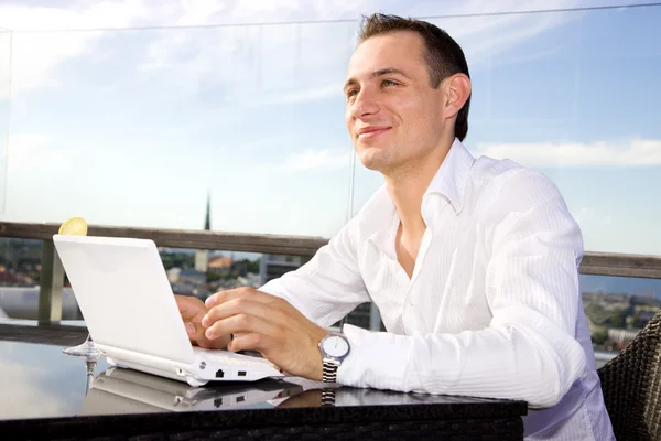 Geschäftsmann in der Freizeit mit Laptop — Stockfoto