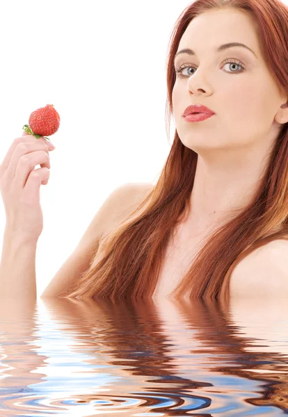 Erdbeer-Mädchen — Stockfoto