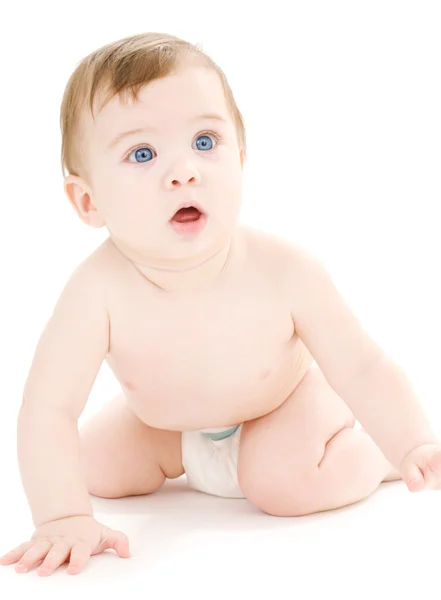 Gatear bebé niño en pañal — Foto de Stock