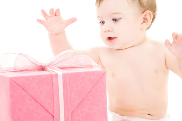 Мальчик с подарочной коробкой — стоковое фото