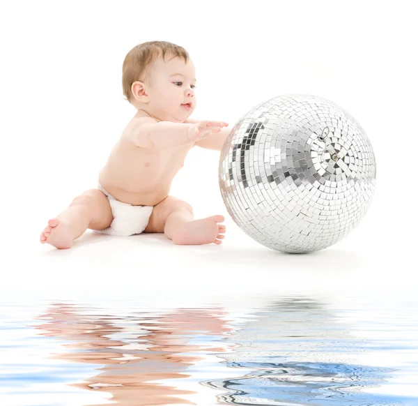 Toddler chłopiec z duża piłka dyskoteka — Zdjęcie stockowe