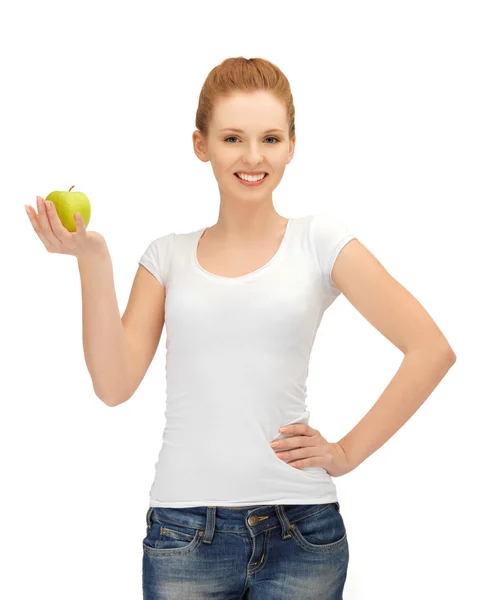 Девочка-подросток с зеленым яблоком — стоковое фото