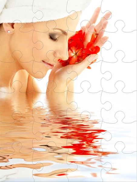 Senhora com pétalas vermelhas em quebra-cabeça de água — Fotografia de Stock