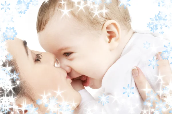 Mãe feliz beijando bebê menino — Fotografia de Stock