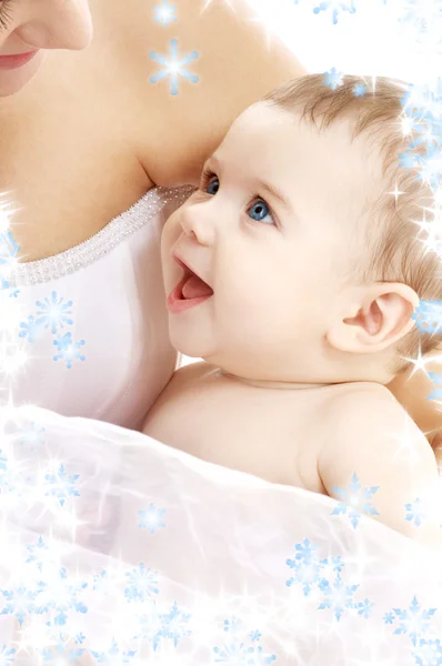 Счастливого малыша с мамой — стоковое фото
