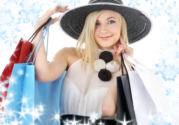 Retrato de loira de chapéu com sacos de compras — Fotografia de Stock