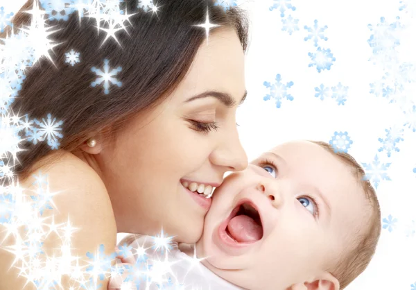 Mamãe brincalhão com bebê feliz — Fotografia de Stock