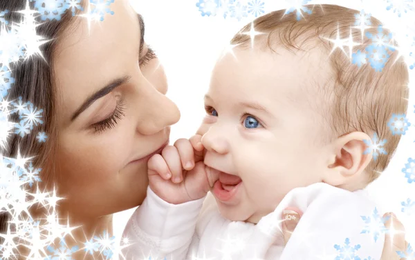 Smiling baby in mother hands — Stock Photo, Image