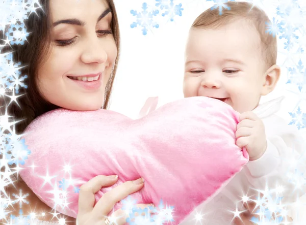 Bebê e mamãe com travesseiro em forma de coração — Fotografia de Stock