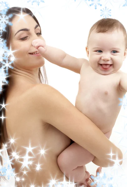 Bebé limpio en manos de madre — Foto de Stock