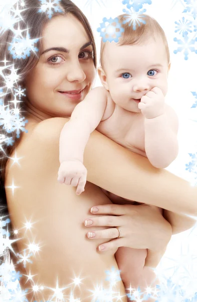 깨끗 한 아기 어머니 손에 — 스톡 사진