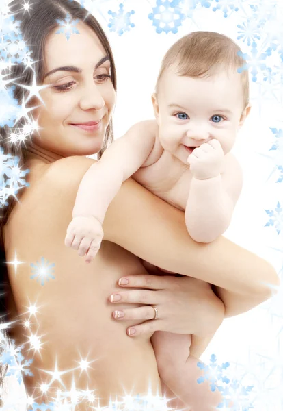 Bebé limpio en manos de madre —  Fotos de Stock