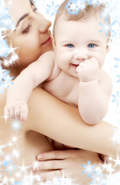 Limpiar bebé feliz en manos de madre — Foto de Stock