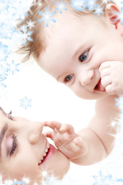 Gelukkig blauwogige babyjongen mama aanraken — Stockfoto