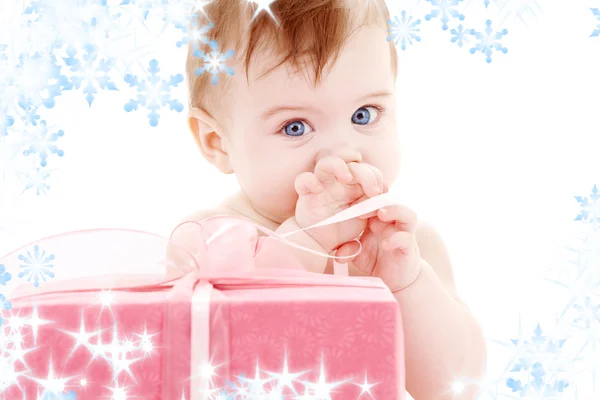 男婴与礼品盒 — 图库照片