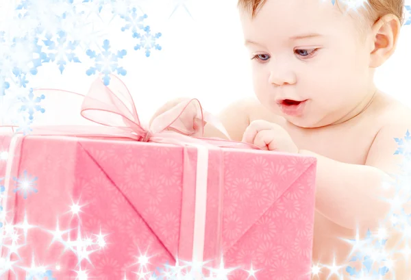 Babyjongen met doos van de gift — Stockfoto