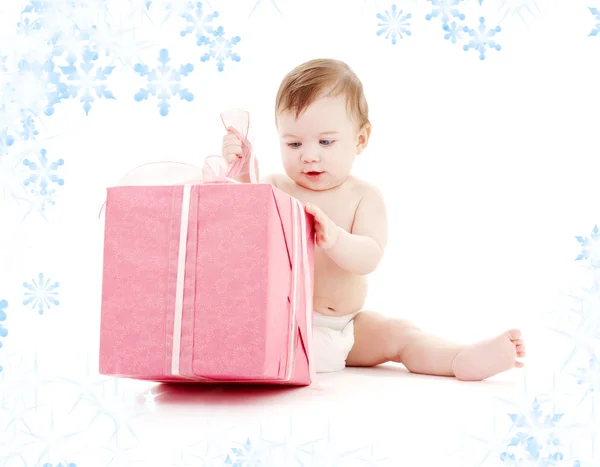 Pojke i blöja med stora presentförpackning — Stockfoto
