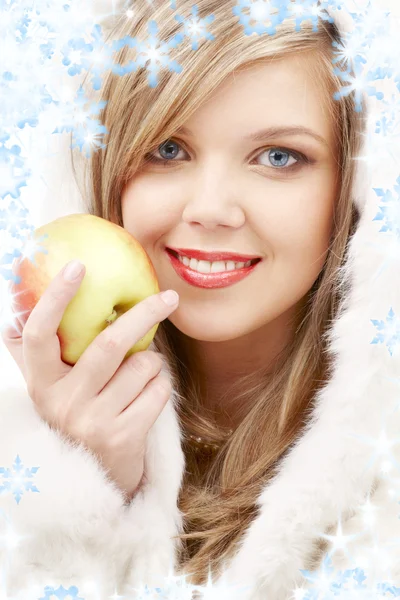 Härlig blond i päls med äpple — Stockfoto