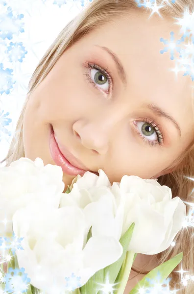 Boldog lány fehér tulipánok — Stock Fotó