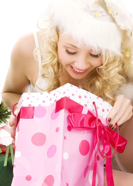 Schöne Weihnachtsmann Helferin Mädchen mit Weihnachtsgeschenken — Stockfoto
