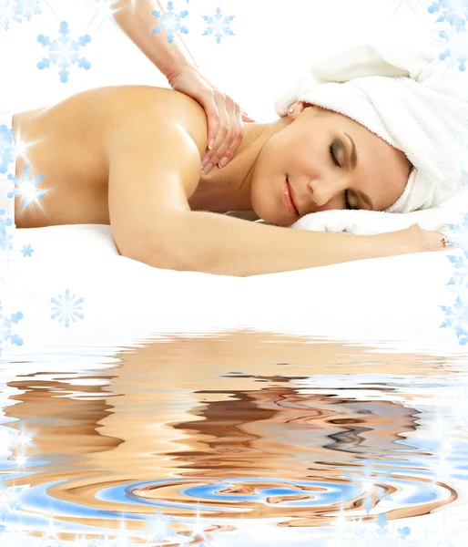 Professionelle Massage auf weißem Sand — Stockfoto