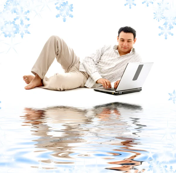 Homem relaxado com laptop na areia branca — Fotografia de Stock