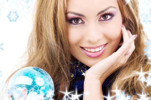 Mujer feliz con bola de Navidad azul —  Fotos de Stock