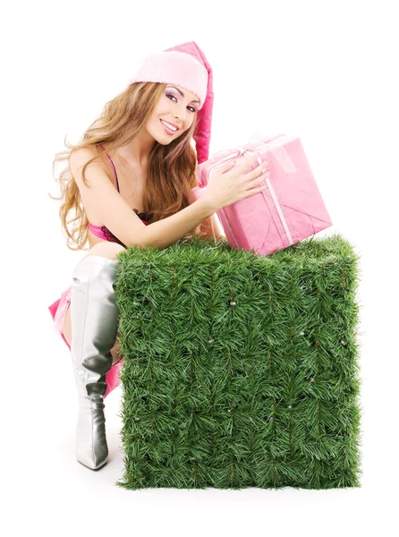 Санта-помощник с подарочной коробкой и зеленым кубом — стоковое фото