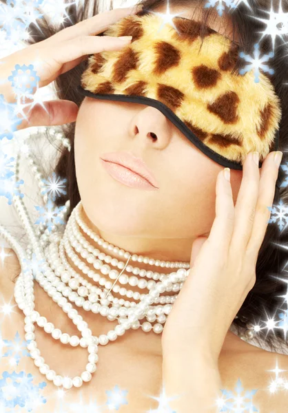 Perlen und Leopardenmaske — Stockfoto
