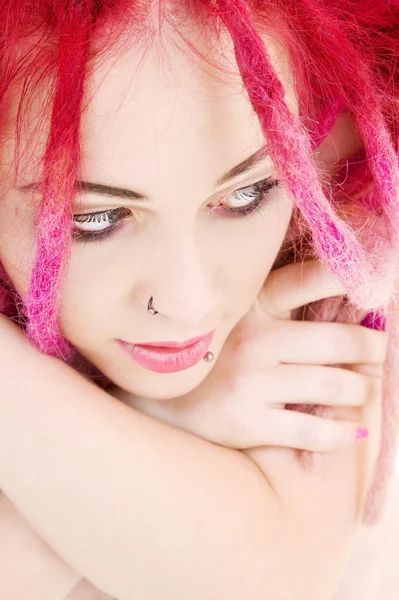 Ledsen rosa hår flicka ansikte — Stockfoto