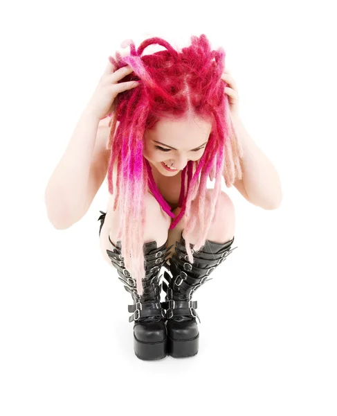Růžové vlasy dívka ve vysokých botách — Stock fotografie