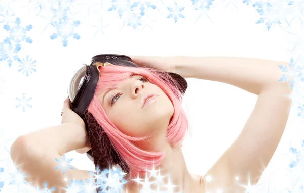 Chica de pelo rosa soñando despierto en casco de aviador — Foto de Stock
