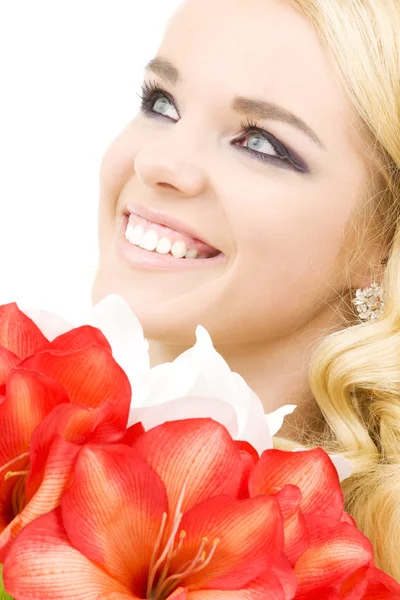 Щаслива жінка з квітами лілії — стокове фото