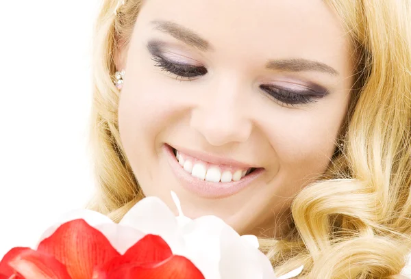 Щаслива жінка з квітами лілії — стокове фото